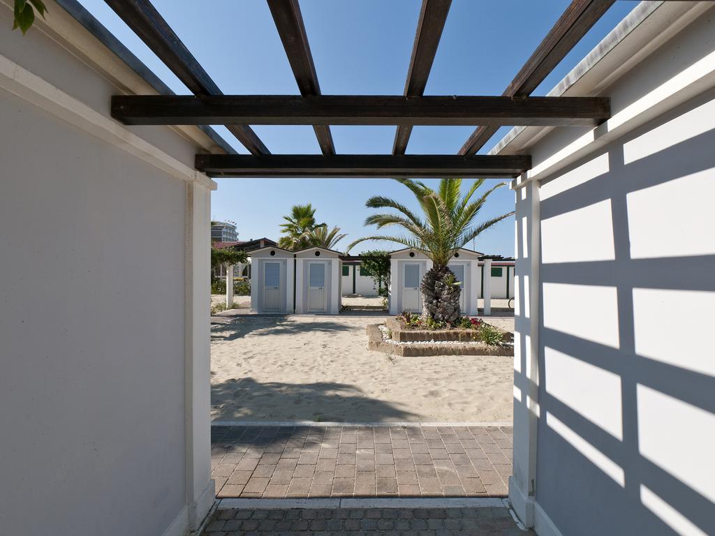 Hotel Eden Alba Adriatica Exteriör bild